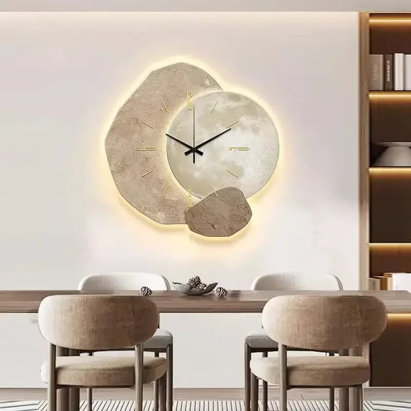 Cichy drewniany zegar ścienny, minimalistyczny styl do nowoczesnego wnętrza.