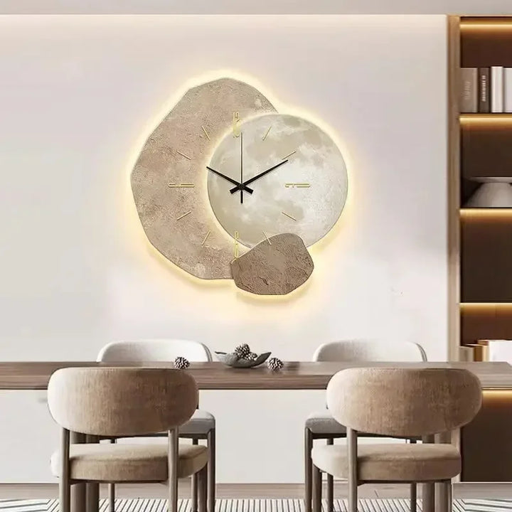 Cichy drewniany zegar ścienny, minimalistyczny styl do nowoczesnego wnętrza.