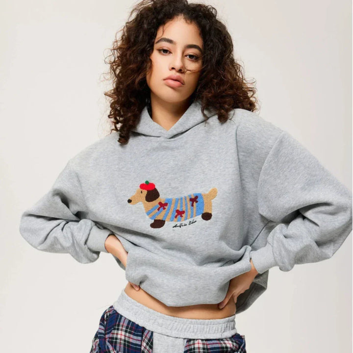 Bluza unisex z haftowanym jamnikiem, miękka i oversize, idealna na co dzień. Komfortowy sweter z zabawnym wzorem.