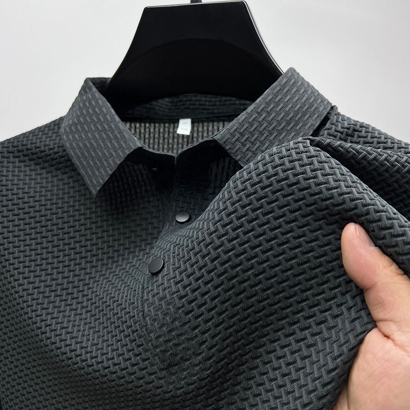 Kołnierzyk i guziki męskiej koszulki polo, detal, elegancki styl, idealna na lato, modna, ponadczasowa.