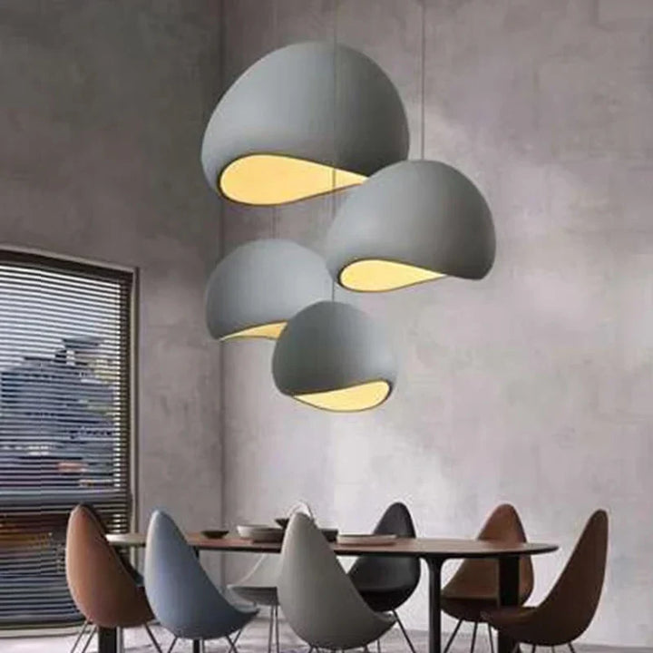 Lampa wisząca Japandi do salonu. Eleganckie, minimalistyczne oświetlenie sufitowe, idealne do nowoczesnego wnętrza.