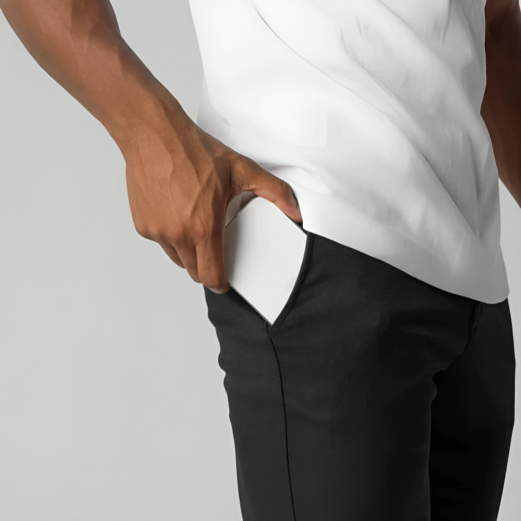 Eleganckie spodnie chino męskie, prosta nogawka. Wszechstronne do biura i na co dzień. Klasyczna moda męska.