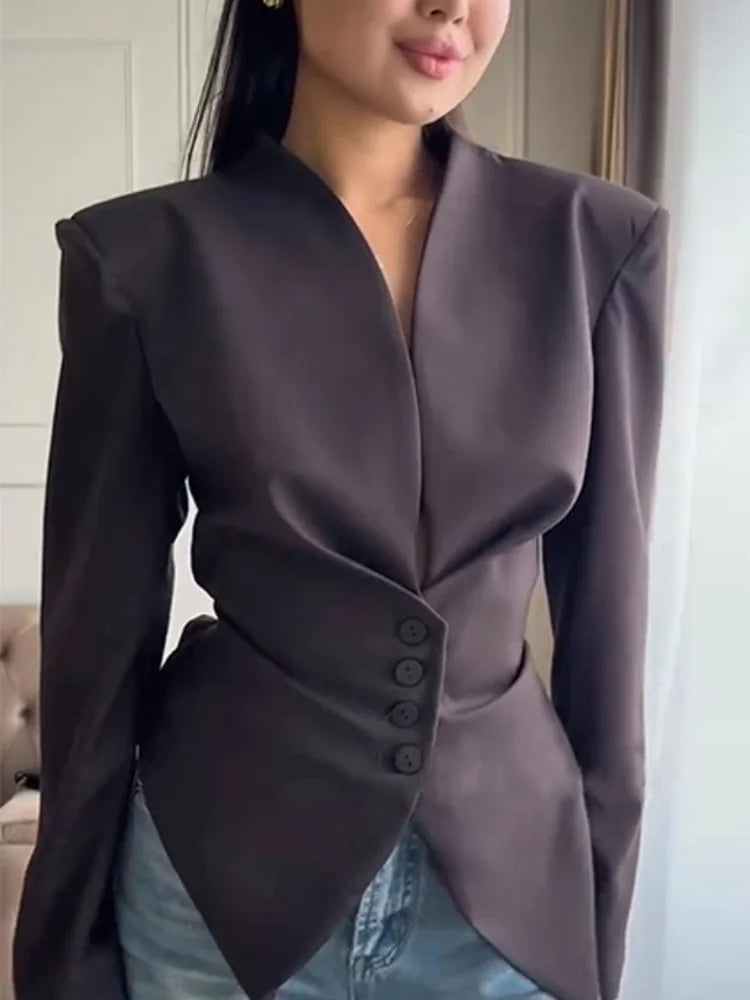 Czarna plisowana marynarka damska z dekoltem V, elegancka i dopasowana. Idealna do biura i na smart casual.