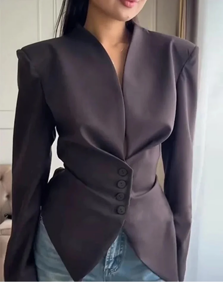 Damska nowoczesna marynarka z wyrazistymi ramionami, idealna do eleganckich stylizacji. Modny blazer.