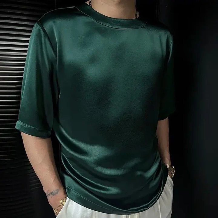 Męski t-shirt z krótkim rękawem i luźnym krojem. Błyszczący materiał, okrągły dekolt. Komfortowy, casualowy styl na lato.