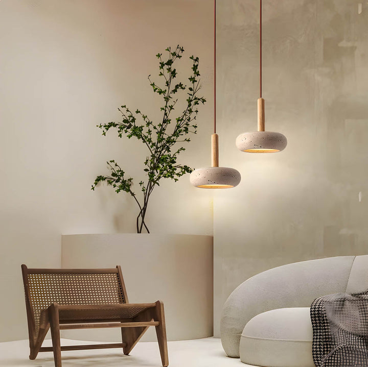 Elegancka lampa sufitowa z trawertynu, oświetlenie dla minimalistycznych i designerskich przestrzeni.