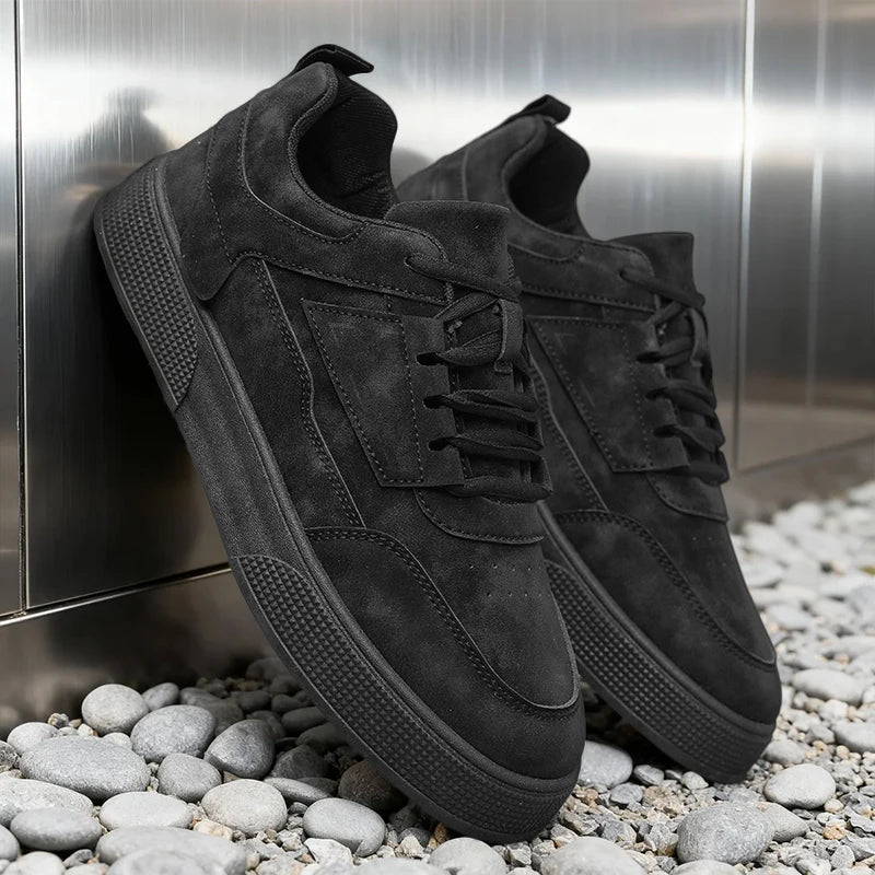 Klasyczne męskie sneakersy sznurowane. Wygodne buty streetwearowe do miejskich stylizacji, idealne dla stylu.