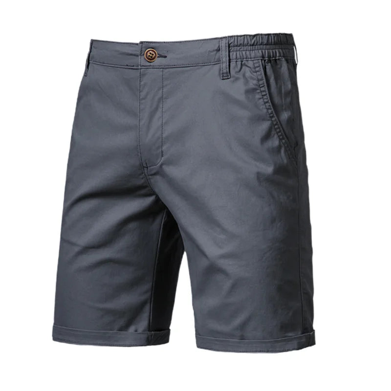 Prosty front męskich szortów casual regular fit. Klasyczny design, modne krótkie spodnie na letnie wakacje.