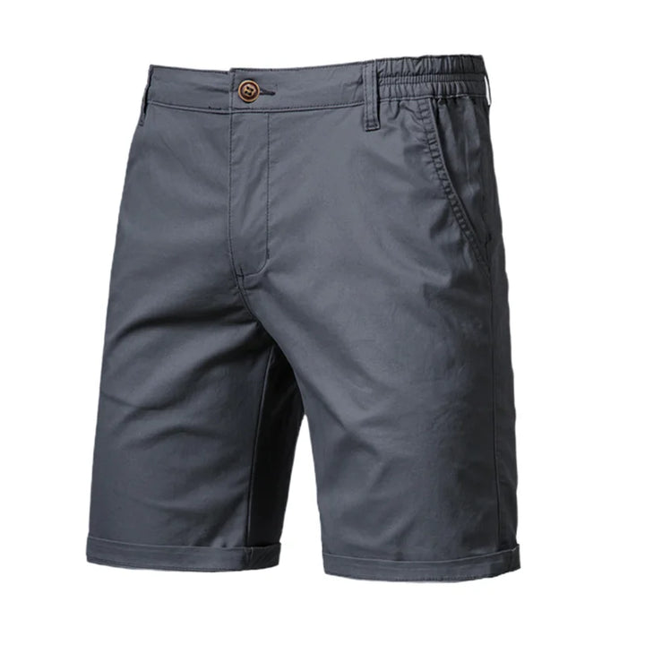 Prosty front męskich szortów casual regular fit. Klasyczny design, modne krótkie spodnie na letnie wakacje.