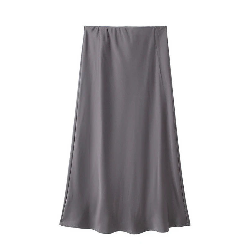 Modelka w damskiej spódnicy midi A-line z wysokim stanem. Elegancki krój, idealna do pracy i na wieczór.
