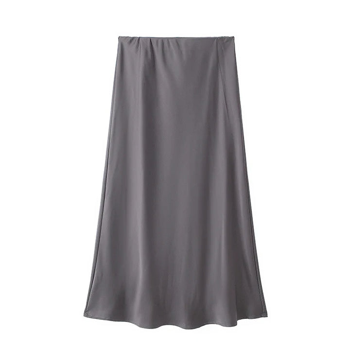 Modelka w damskiej spódnicy midi A-line z wysokim stanem. Elegancki krój, idealna do pracy i na wieczór.