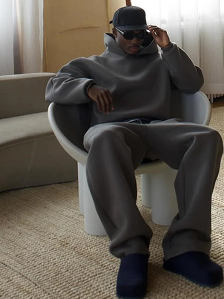 Wszechstronny męski dres oversize Bastian: Komplet bluzy z kapturem i joggerów na trening, relaks i casual.