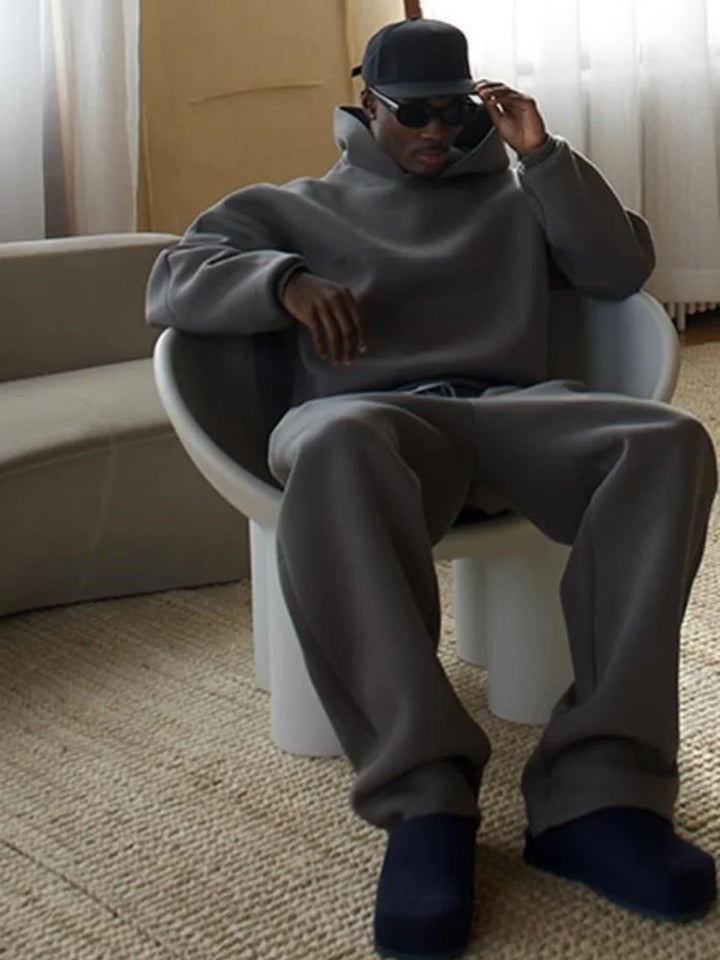 Wszechstronny męski dres oversize Bastian: Komplet bluzy z kapturem i joggerów na trening, relaks i casual.