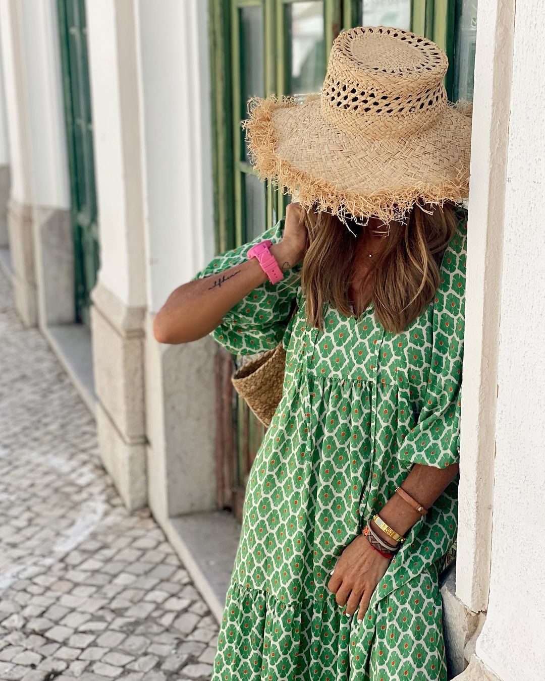Swobodna damska sukienka boho maxi oversize z długim rękawem, letni, zwiewny krój.