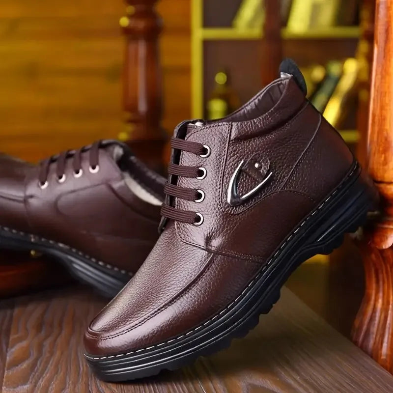 Wysokiej jakości męskie buty za kostkę, sznurowane, z trwałą podeszwą, na miejskie eskapady.