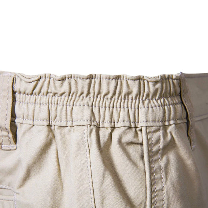 Mężczyzna w komfortowych męskich szortach regular fit. Prezentuje letnią odzież casual, idealną na co dzień.