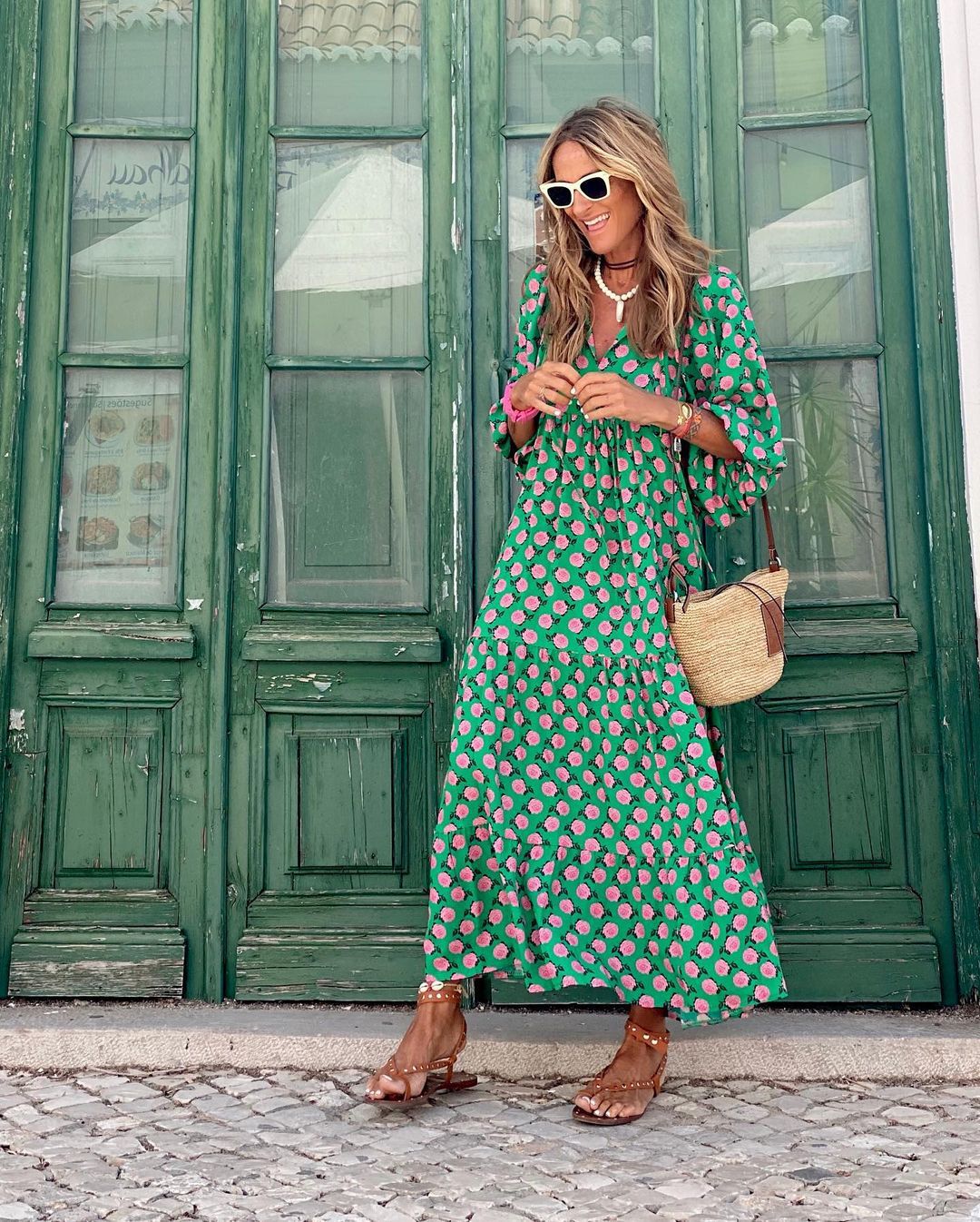 Wygodna sukienka damska boho maxi, luźny krój oversize z długim rękawem.