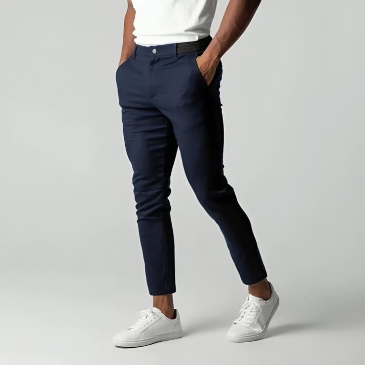 Nowoczesne męskie spodnie chino z prostą nogawką. Wygodne i eleganckie, pasujące do wielu stylizacji.