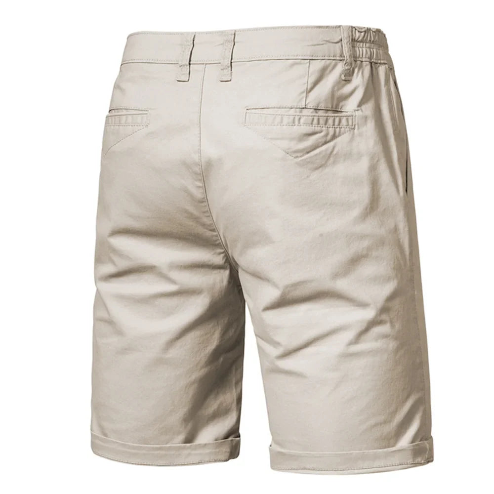 Detal tkaniny męskich szortów casual regular fit. Wysokiej jakości materiał, komfortowy na letni styl.