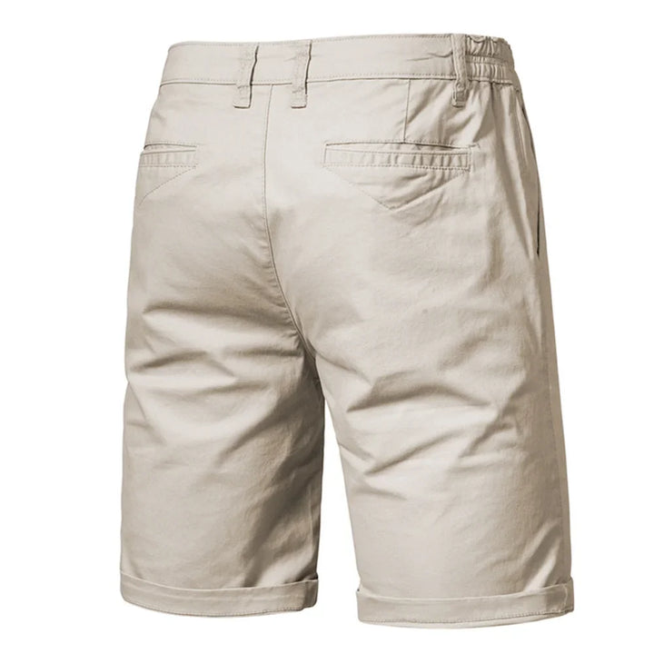 Detal tkaniny męskich szortów casual regular fit. Wysokiej jakości materiał, komfortowy na letni styl.