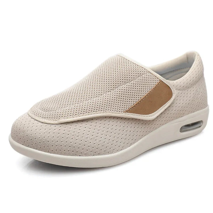 Lekkie męskie buty sportowe wsuwane, widok z góry, podkreślający ich komfortowy krój.