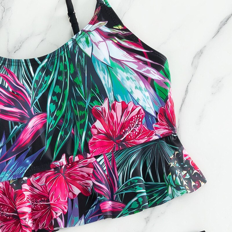 Modny czarny tankini damski z crop topem i szortami kąpielowymi. Wygodny strój na plażę lub basen.