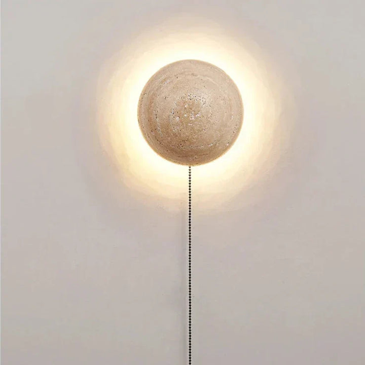 Lampa ścienna skandynawska, kremowy design. Idealne oświetlenie dla nowoczesnego salonu i sypialni.