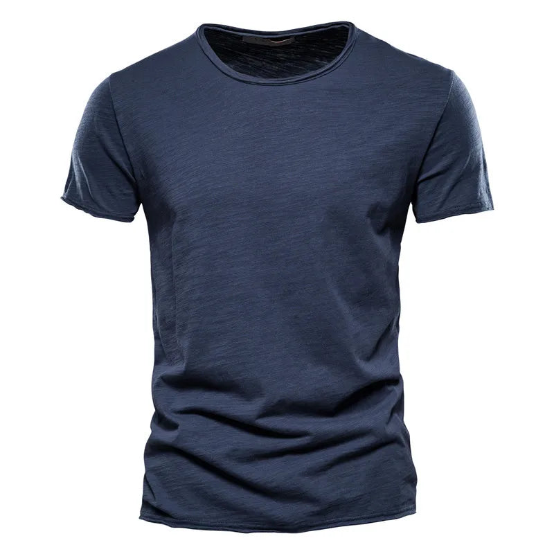 Męski dopasowany t-shirt z okrągłym dekoltem, krótki rękaw. Elegancki, wygodny, idealny na co dzień.