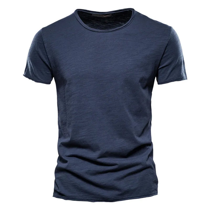 Męski dopasowany t-shirt z okrągłym dekoltem, krótki rękaw. Elegancki, wygodny, idealny na co dzień.