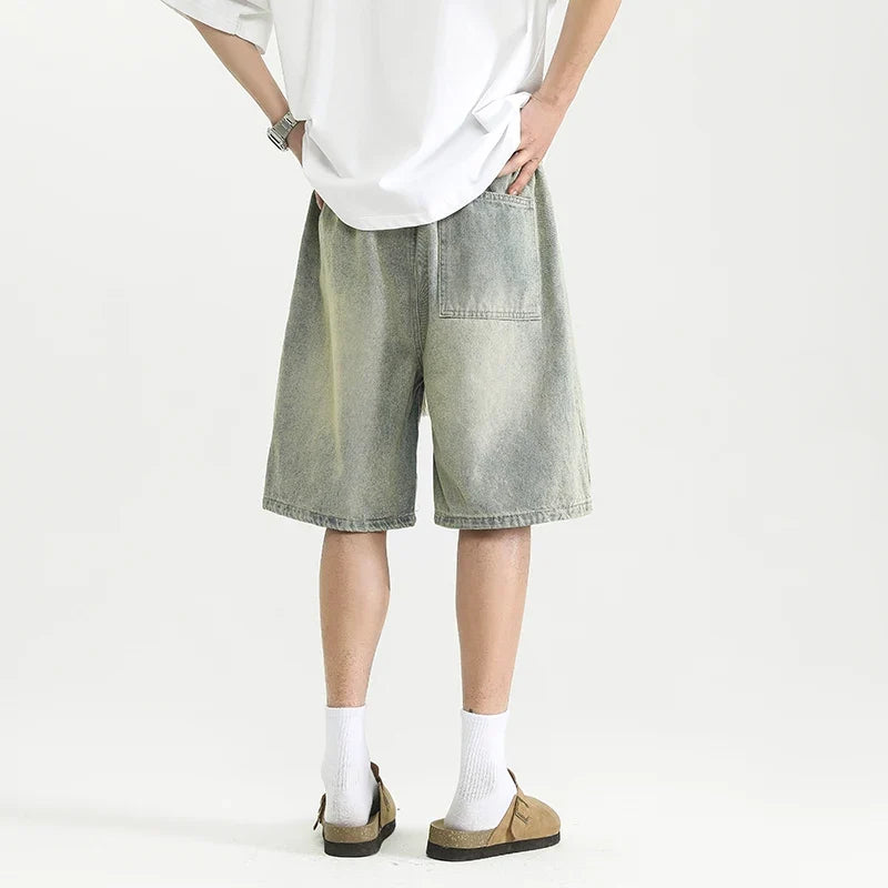Komfortowe męskie szorty baggy fit. Długie, sprane, idealne na lato. Casualowy styl.