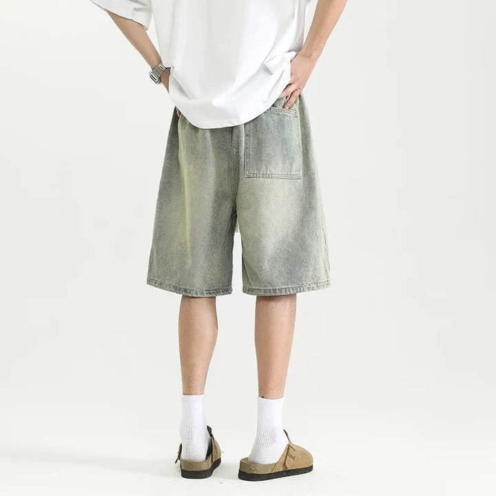 Komfortowe męskie szorty baggy fit. Długie, sprane, idealne na lato. Casualowy styl.