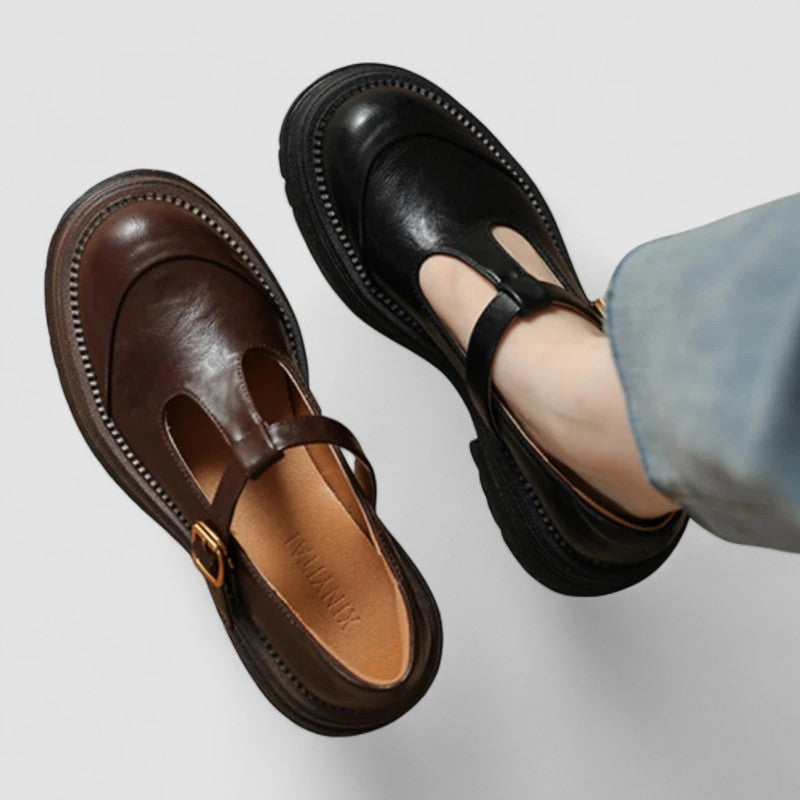 Wygodne czarne buty Mary Jane na platformie. Damskie obuwie retro z eleganckim paskiem, idealne do wielu stylizacji.