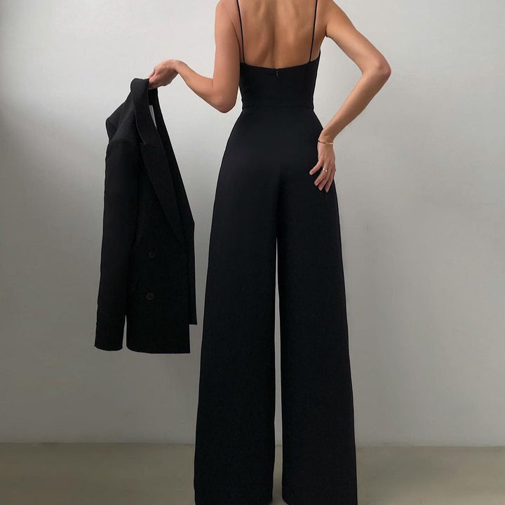 Stylowy kombinezon damski z dopasowaną gorsetową górą, podkreślający sylwetkę, na eleganckie okazje.