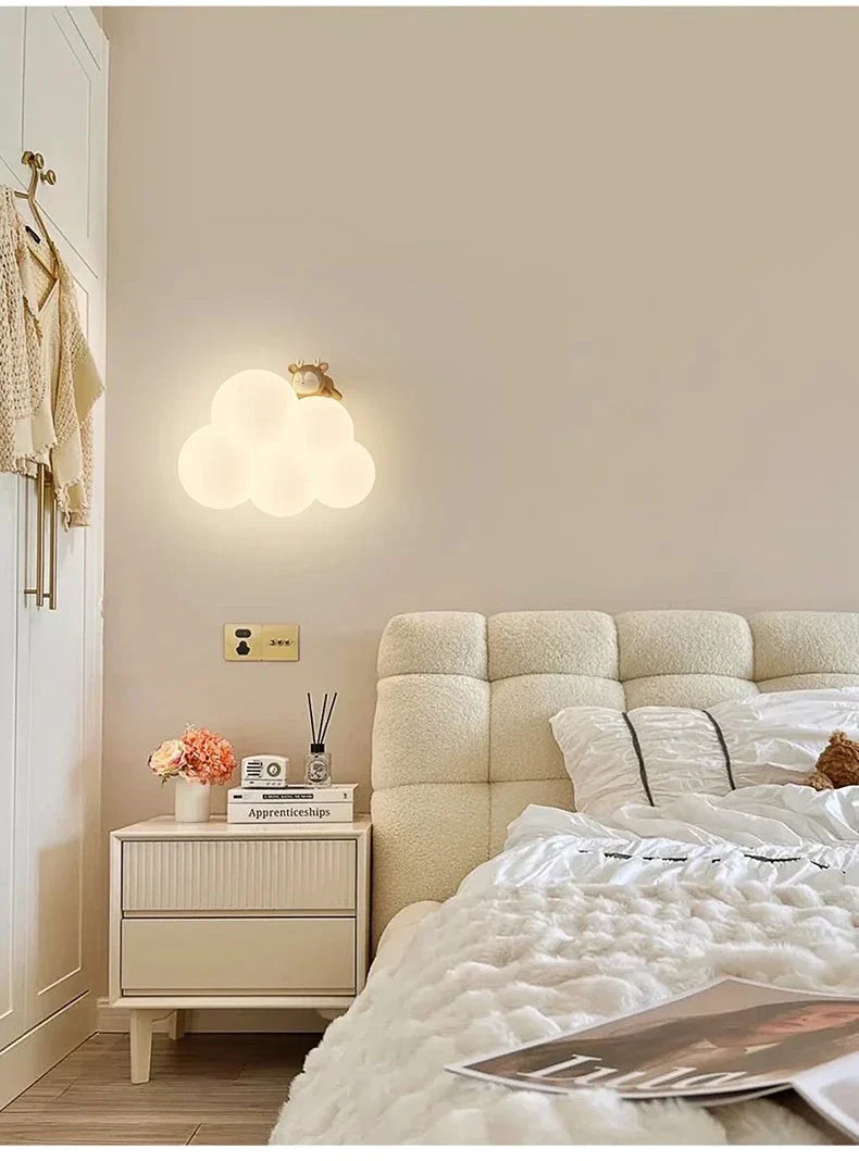 Lampa ścienna LED biała, z motywem misia. Delikatne oświetlenie dziecięce i dekoracja ścienna do pokoju.
