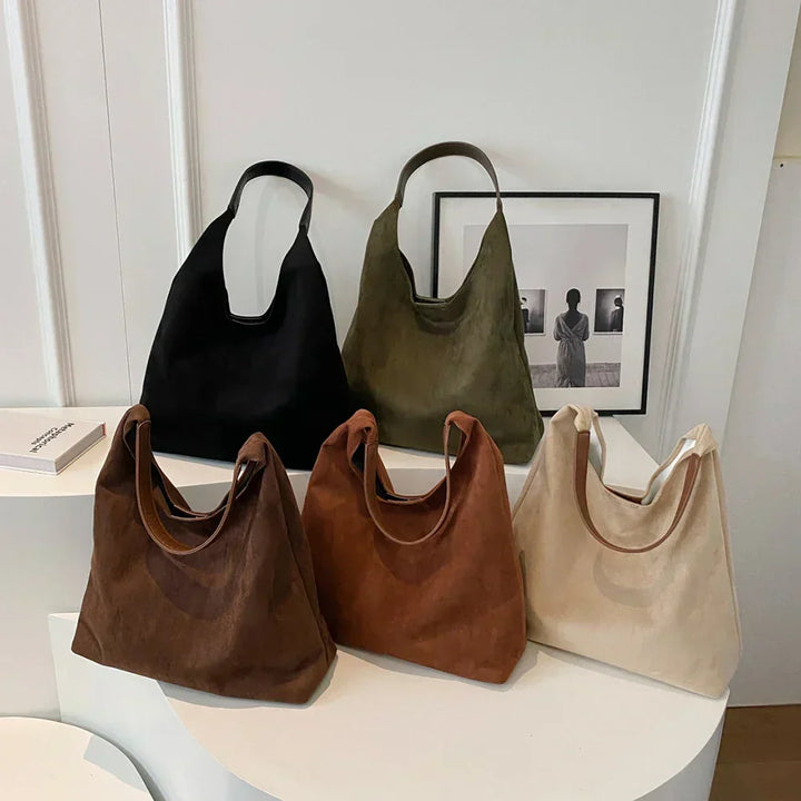 Modna torba shopper damska z miękkiego zamszu, wygodna w noszeniu na ramieniu, stylowa.