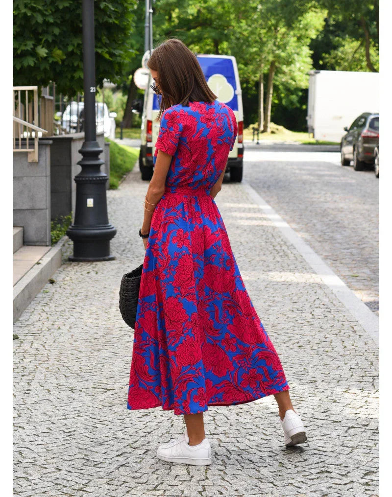 Zwiewna sukienka maxi damska z dekoltem V, w kwiatowy wzór. Styl boho na plażę lub casual.