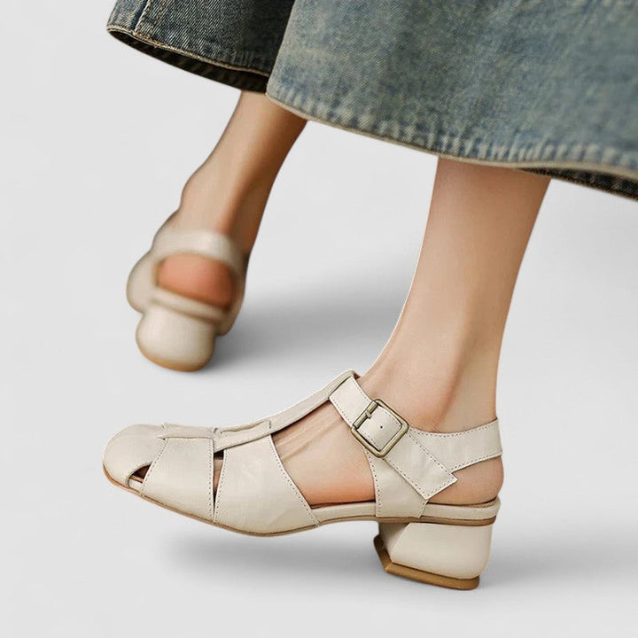 Czarne damskie buty Mary Jane, eleganckie i komfortowe. Idealne do biura i codziennych stylizacji.
