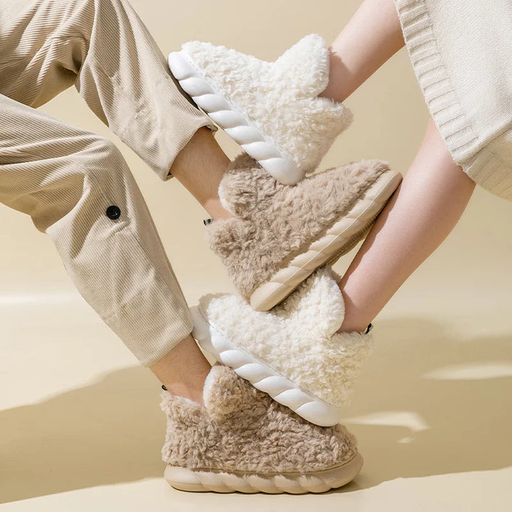 Wygodne pluszowe kapcie CozySteps dla kobiet. Miękkie, bawełniane obuwie domowe na chłodne dni.