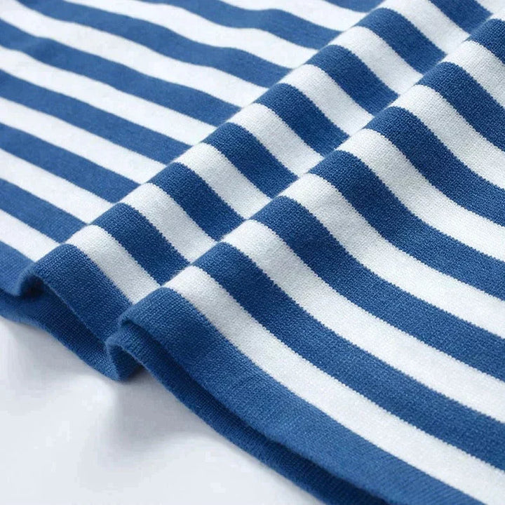 Stylowy damski sweter Stella w paski z okrągłym dekoltem. Wygodny, modny, idealny na co dzień.