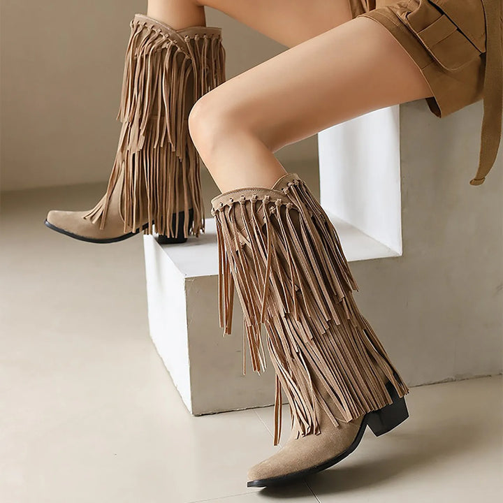 Welurowe buty kowbojskie damskie z gęstymi frędzlami. Wysokie, w stylu boho, modne i eleganckie.