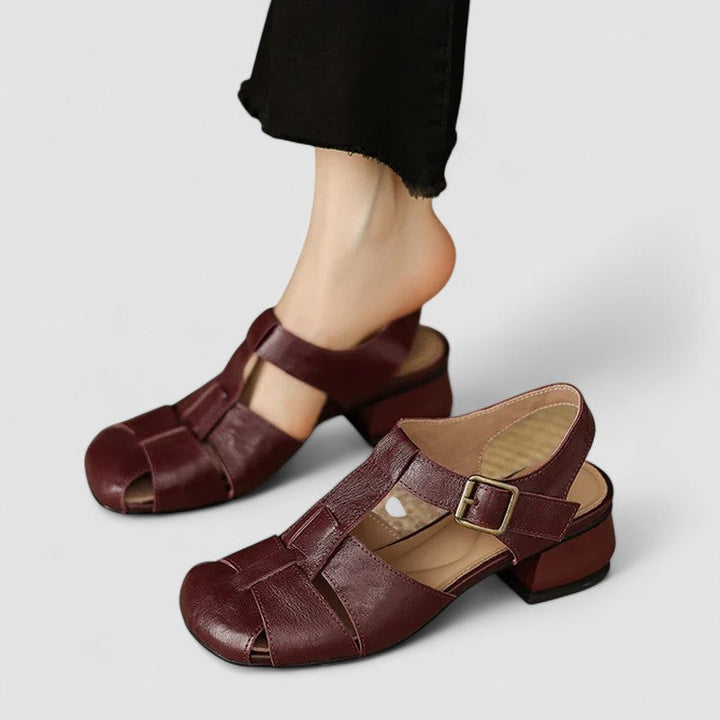 Damskie beżowe buty Mary Jane z niskim obcasem i paskiem. Klasyczny styl, wygoda na co dzień.