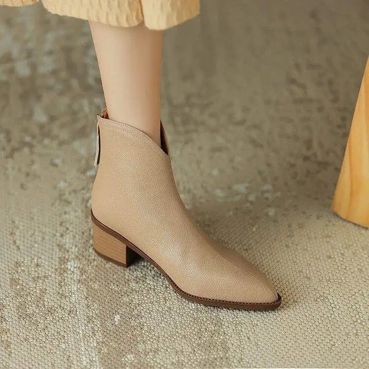 Beżowe modne botki damskie na średnim obcasie. Eleganckie buty zimowe, idealne dla każdej kobiety.