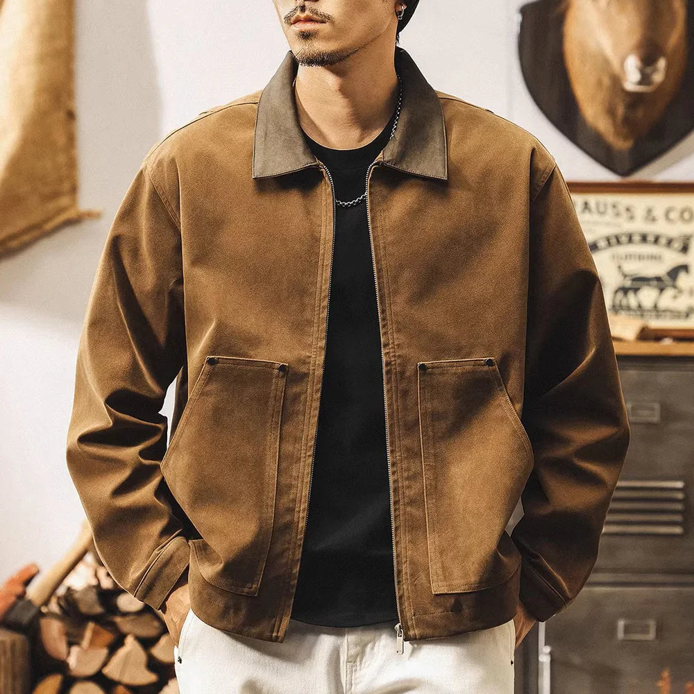 Męska kurtka casual khaki z zamkiem i brązowym kontrastowym kołnierzem. Stylowa odzież wierzchnia na wiosnę/jesień.