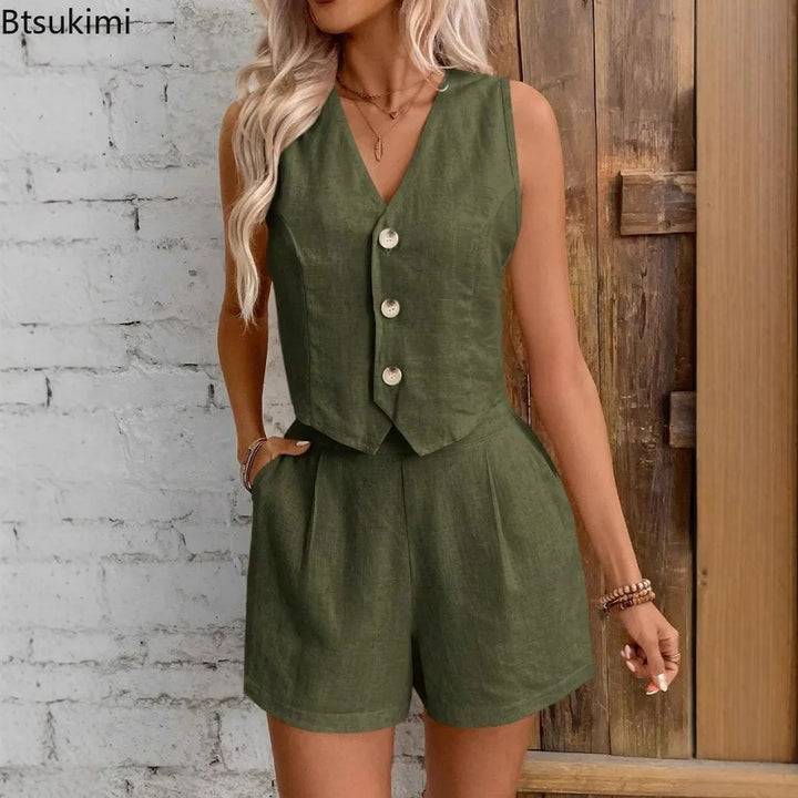 Damski dwuczęściowy komplet: elegancka kamizelka V-neck i szorty z wysokim stanem. Idealny na lato.