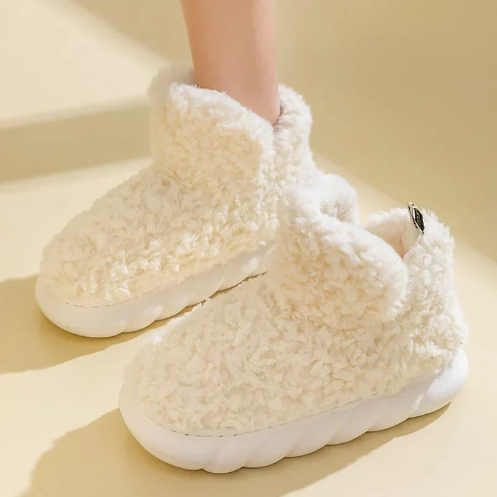 Kapcie CozySteps dla kobiet. Zapewniają ciepło i komfort, idealne domowe obuwie na mroźne dni jesieni i zimy.