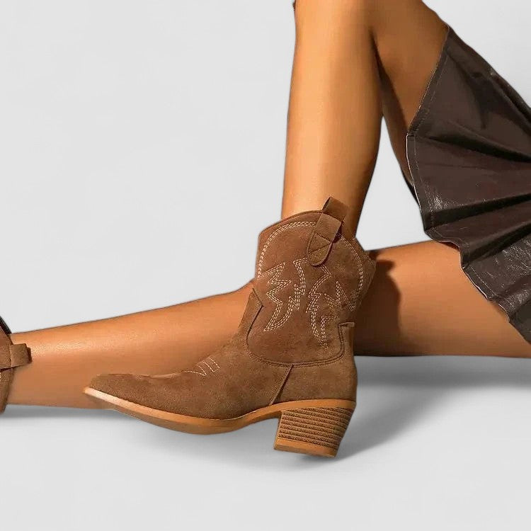 Modne damskie kowbojki z zamszu z eleganckim haftem i stabilnym blokowym obcasem, idealne do stylu western.