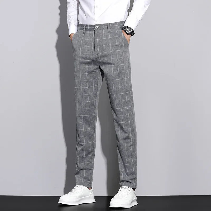 Stylowe, dopasowane spodnie męskie z liniowym wzorem, idealne do eleganckich i smart casualowych stylizacji.