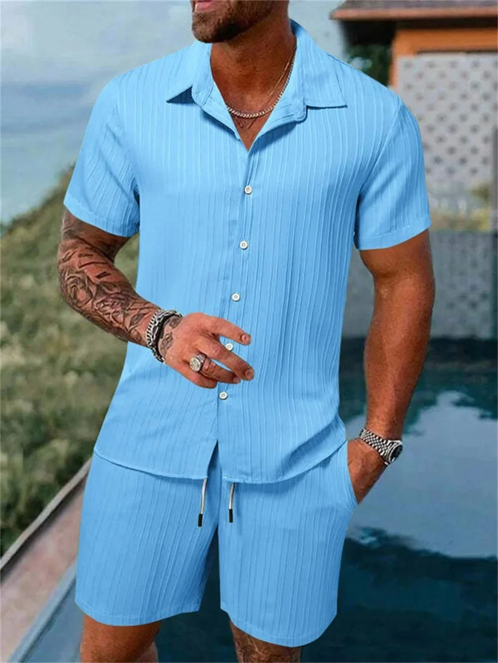 Modny męski zestaw dwuczęściowy w paski. Wygodna koszula casual i szorty na lato.