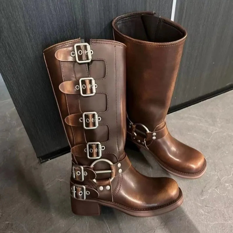 Czarne damskie botki vintage biker, stylowe i wygodne. Modne buty do kostki, idealne do jesiennych i zimowych stylizacji.