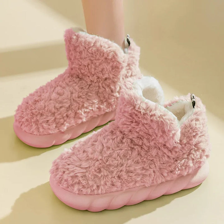 Kapcie damskie CozySteps. Antypoślizgowa podeszwa i miękkie wykończenie dla maksymalnego komfortu i ciepła.